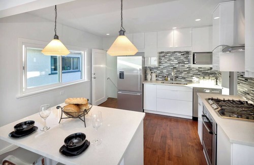 James Bay House | Enjoy Victorian sunsets in this Waterfront 2 bedroom home