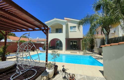 Ayia Marina Chrysochous Villa | Luxury 2 bedroom Villa with Heated* Pool. n