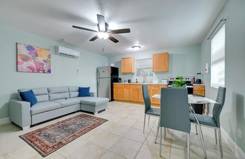 Bearss Plaza Apartment | Modern Tampa Apartment ~ 3 Mi to Busch Gardens!