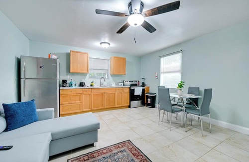 Bearss Plaza Apartment | Modern Tampa Apartment ~ 3 Mi to Busch Gardens!