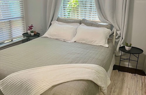 Old Enfield Apartment | Downtown Bungalow -walking distance to parks, restaurants, and everything !