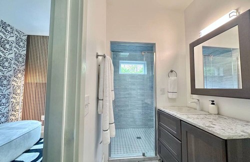 South Side Slopes House | The Josephine Villa | Elevator | Panoramic Views