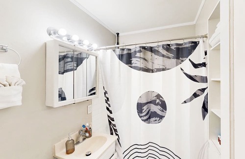 Indianapolis House | Sunlit dog-friendly home with a back yard, full kitchen, washer/dryer, & AC