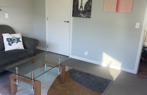 Wellington Apartment | Sunny house with garden views