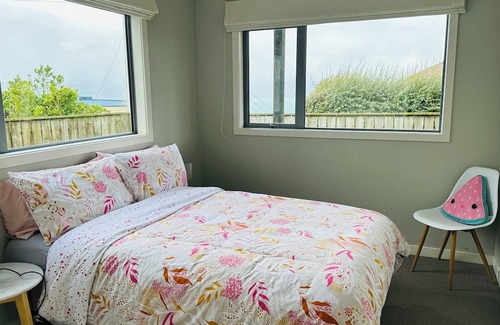 Wellington Apartment | Sunny house with garden views