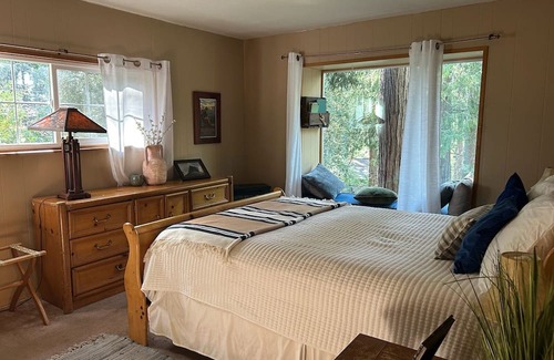 Idyllwild Cabin | Bear Lodge. Cute 1100 sf. cabin that sleeps 7 people with a game room.