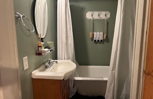 Idyllwild Cabin | Bear Lodge. Cute 1100 sf. cabin that sleeps 7 people with a game room.