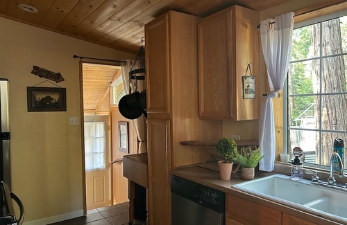 Idyllwild Cabin | Bear Lodge. Cute 1100 sf. cabin that sleeps 7 people with a game room.