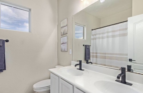 Gilbert House | Spacious 7 Bedroom Gilbert Home