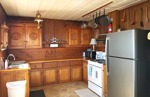 Eastport Cottage | Cozy 2 bedroom cottage with deep water frontage