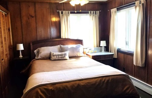 Eastport Cottage | Cozy 2 bedroom cottage with deep water frontage