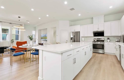 Platinum Triangle House | Modern 3B 2.5BA l Near Disney l Pet-Friendly