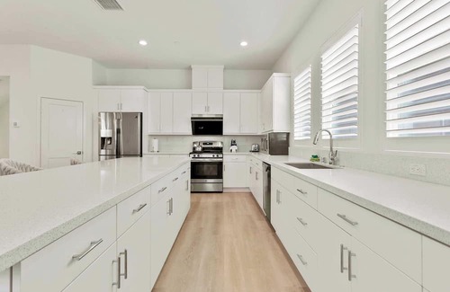 Platinum Triangle House | Modern 3B 2.5BA l Near Disney l Pet-Friendly