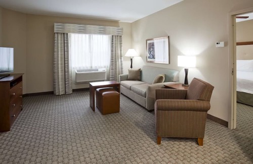 Kutzky Park House | Enjoy our Spacious Suites with Fully Equipped Kitchen and a Free Hot Breakfast!