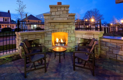 Kutzky Park House | Enjoy our Spacious Suites with Fully Equipped Kitchen and a Free Hot Breakfast!