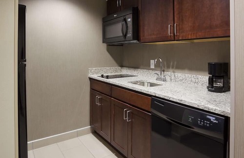 Kutzky Park House | Enjoy our Spacious Suites with Fully Equipped Kitchen and a Free Hot Breakfast!