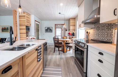 Algonquin Highlands Cottage | Lakefront retreat - 3 bedroom cottage with westerly views