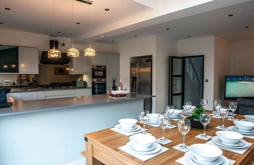 Trafford House | Balmoral House - Group Hot Tub getaway