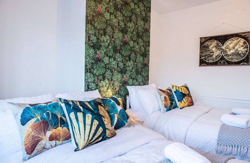 Trafford House | Balmoral House - Group Hot Tub getaway