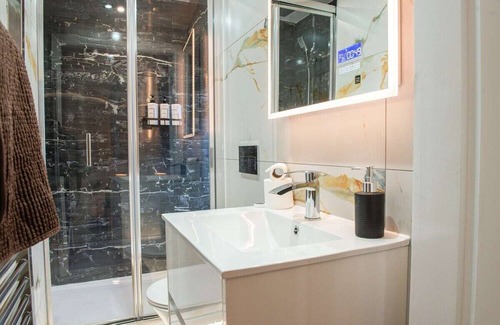 Trafford House | Balmoral House - Group Hot Tub getaway