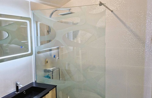 Neyron House | Maison Proche Lyon. 4 Chambres, Piscine, Baby Foot, Trampoline