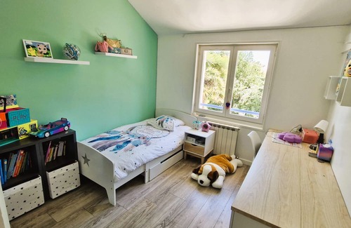 Neyron House | Maison Proche Lyon. 4 Chambres, Piscine, Baby Foot, Trampoline