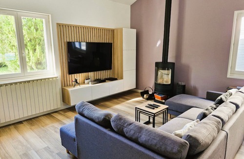 Neyron House | Maison Proche Lyon. 4 Chambres, Piscine, Baby Foot, Trampoline