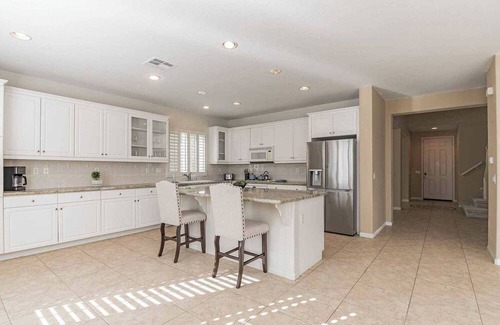 Palmdale House | Fenced Backyard For Dogs｜Spacious 4B｜Perfect For Family Vacation #41381