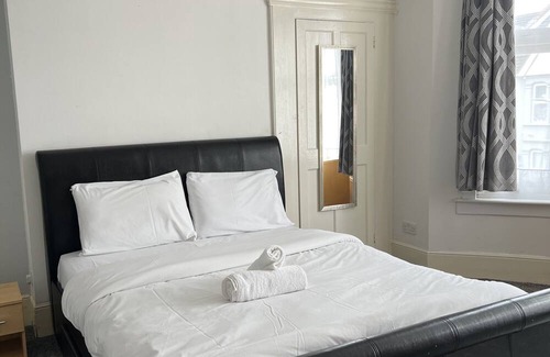 Westcliff-on-Sea Apartment | Comfortable double bedroom with shared bathroom