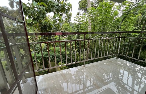 Thanneermukkom Villa | Lakeshore Premier Serviced Villa - Professionally staffed - Food & Accommodation