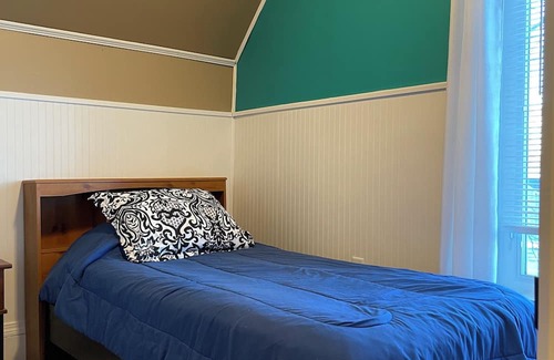 Berlin House | spacious home, big yard with fire & horseshoe pit, close to ATV & hiking trails