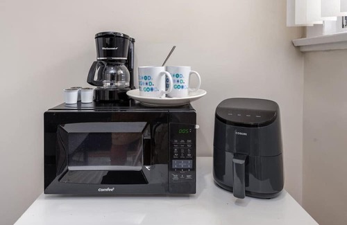 Vernon Apartment | Spacious 1 Bedroom in LA Sleeps 4