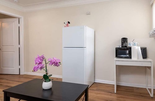 Vernon Apartment | Spacious 1 Bedroom in LA Sleeps 4