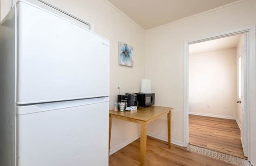 Vernon Apartment | 1 Bedroom Apt. in Vibrant LA Sleep 4