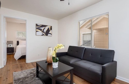 Vernon Apartment | 1 Bedroom Apt. in Vibrant LA Sleep 4