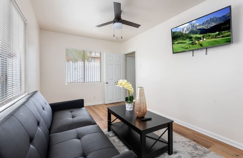 Vernon Apartment | 1 Bedroom Apt. in Vibrant LA Sleep 4