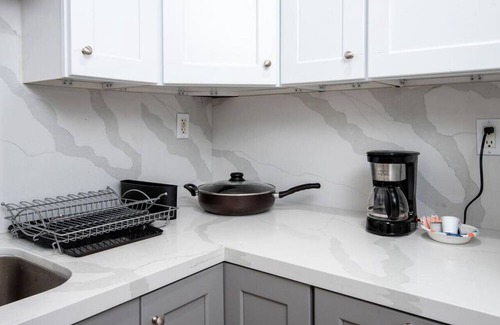 Vernon Apartment | Exposition Park Apt. Sleeps 4