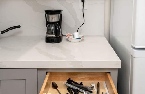 Vernon Apartment | Exposition Park Apt. Sleeps 4
