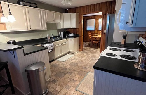 Damascus House | Private room 3 beds shared bath next to Creeper Trail and AT