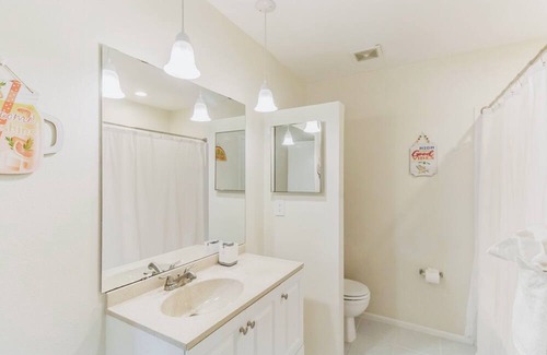 Palm Harbor House | Modern Home with Pool Paradise 10 min from Beach!