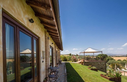 Cannara Apartment | L’Olmo Agriturismo di charme-The Sunrise suite with breathtaking view of Assisi.