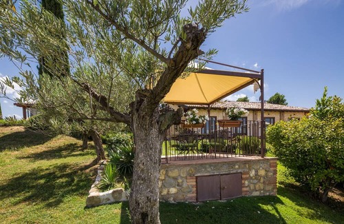Cannara Apartment | L’Olmo Agriturismo di charme-The Sunrise suite with breathtaking view of Assisi.