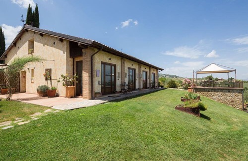 Cannara Apartment | L’Olmo Agriturismo di charme-The Sunrise suite with breathtaking view of Assisi.