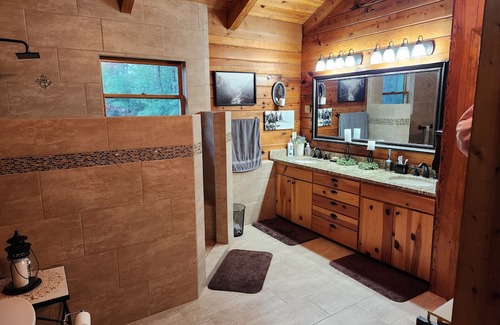 West End Cabin | Log cabin on 35 acres with hot tub and pool available for the 2024 US Open.