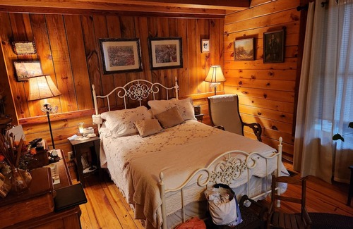 West End Cabin | Log cabin on 35 acres with hot tub and pool available for the 2024 US Open.