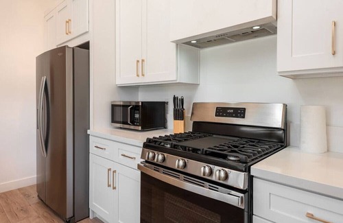 Mid City House | Luxe Modern Farm House W. Jacuzzi, Sleep 6 - Sofi
