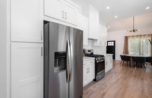 Mid City House | Luxe Modern Farm House W. Jacuzzi, Sleep 6 - Sofi