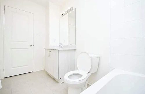 Bowmanville House | Newly built Bright & Cosy Townhome W/Parking