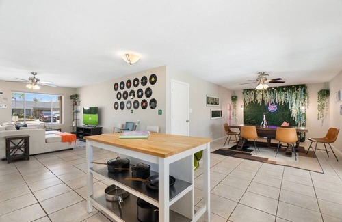 Desert Foothills Estates House | Girls Wknd! Beauty Bar! Pool! 15 min - everything!