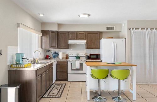 Desert Foothills Estates House | Girls Wknd! Beauty Bar! Pool! 15 min - everything!